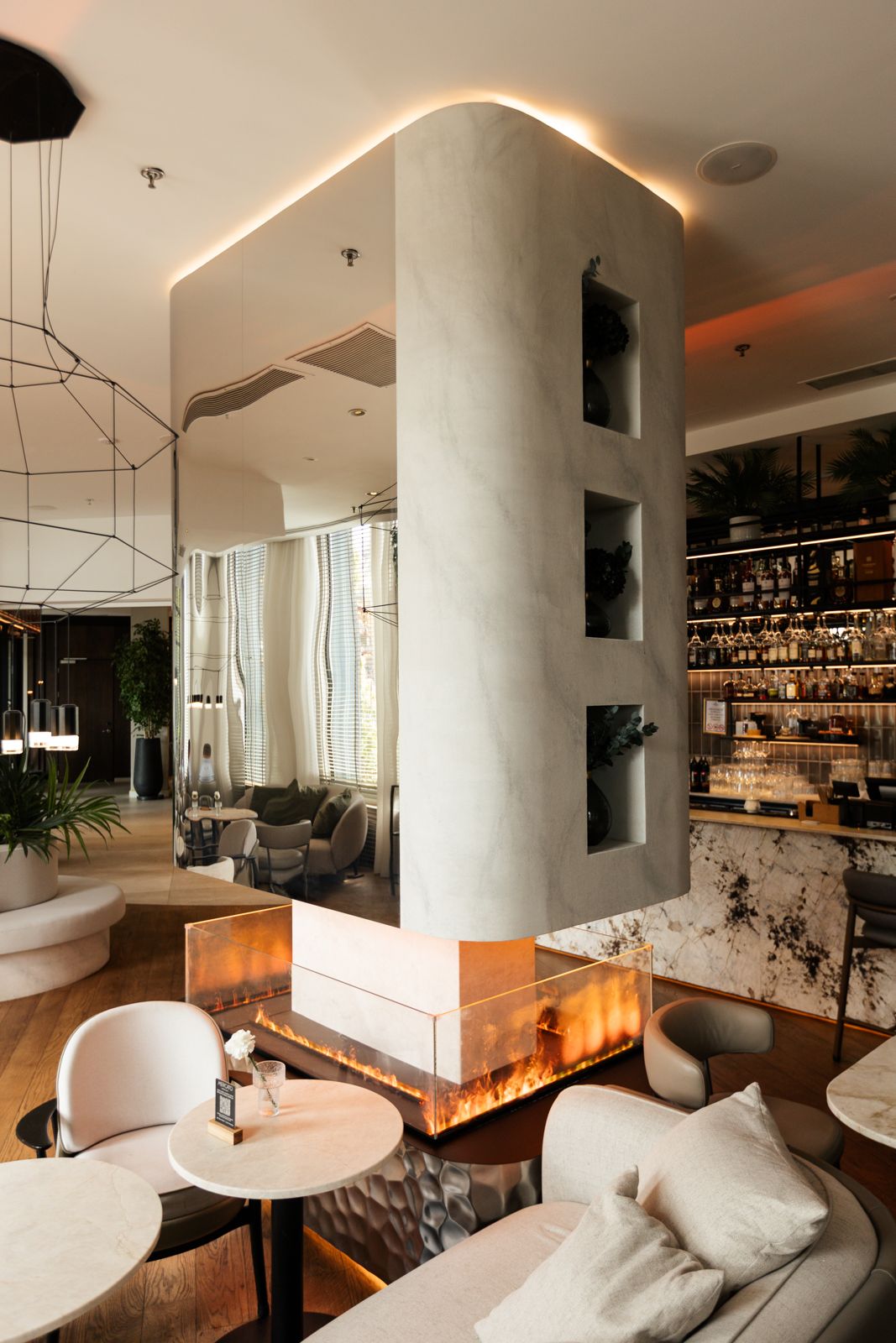 Kolumna z niszami i donice — lobby bar